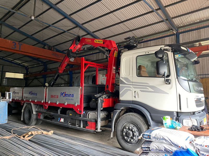 Cẩu gập PK 10000 tham gia vào ngành vận tải sắt thép tại Việt Nam 